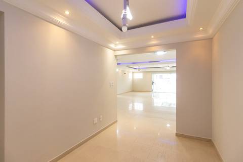 Fotografia profissional de uma cobertura no bairro Canto do Forte, em Praia Grande, SP, pelo fotógrafo profissional de imóveis Fernando Freire, foto para anúncio de apartamento no Airbnb e QuintoAndar. Ambiente da sala com acesso aos dormitorios.'