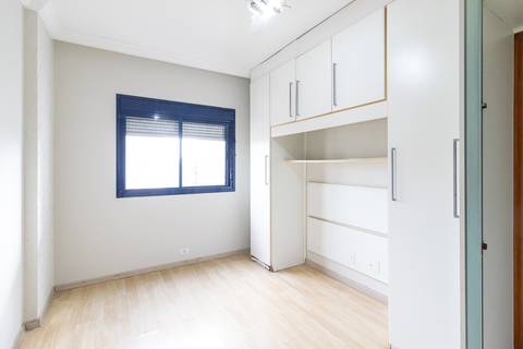 Fotografia profissional de uma cobertura no bairro Canto do Forte, em Praia Grande, SP, pelo fotógrafo profissional de imóveis Fernando Freire, foto para anúncio de apartamento no Airbnb e QuintoAndar. Ambiente da primeira suíte com armário planejado.'