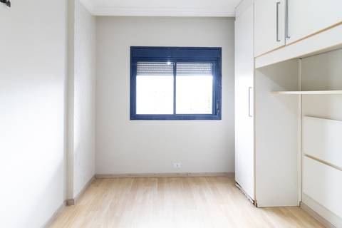 Fotografia profissional de uma cobertura no bairro Canto do Forte, em Praia Grande, SP, pelo fotógrafo profissional de imóveis Fernando Freire, foto para anúncio de apartamento no Airbnb e QuintoAndar. Ambiente da primeira suíte com armário planejado.'