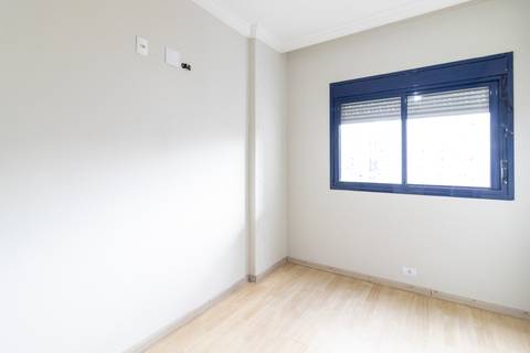 Fotografia profissional de uma cobertura no bairro Canto do Forte, em Praia Grande, SP, pelo fotógrafo profissional de imóveis Fernando Freire, foto para anúncio de apartamento no Airbnb e QuintoAndar. Ambiente da primeira suíte com armário planejado.'