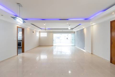 Fotografia profissional de uma cobertura no bairro Canto do Forte, em Praia Grande, SP, pelo fotógrafo profissional de imóveis Fernando Freire, foto para anúncio de apartamento no Airbnb e QuintoAndar. Ambiente da sala sem mobília.'