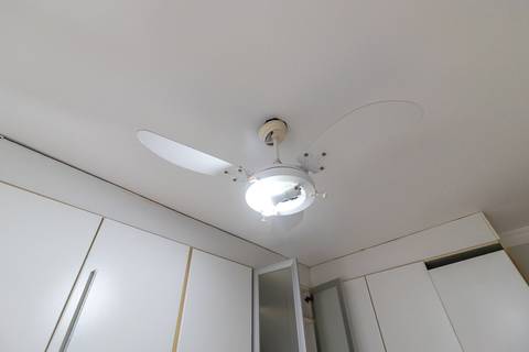 Fotografia profissional de uma cobertura no bairro Canto do Forte, em Praia Grande, SP, pelo fotógrafo profissional de imóveis Fernando Freire, foto para anúncio de apartamento no Airbnb e QuintoAndar. Ambiente da primeira suíte com armário planejado.'