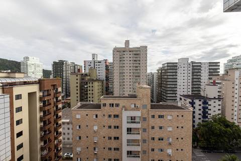 Fotografia profissional de uma cobertura no bairro Canto do Forte, em Praia Grande, SP, pelo fotógrafo profissional de imóveis Fernando Freire, foto para anúncio de apartamento no Airbnb e QuintoAndar. Ambiente da primeira suíte com armário planejado.'