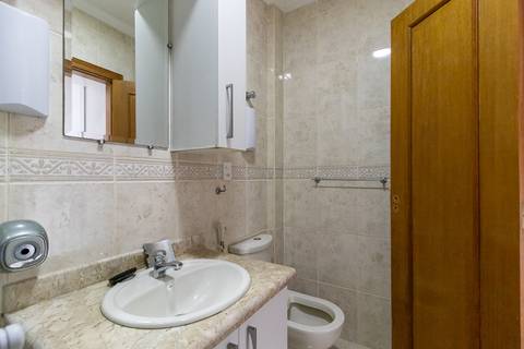 Fotografia profissional de uma cobertura no bairro Canto do Forte, em Praia Grande, SP, pelo fotógrafo profissional de imóveis Fernando Freire, foto para anúncio de apartamento no Airbnb e QuintoAndar. Ambiente do banheiro  completo da primeira suíte.'