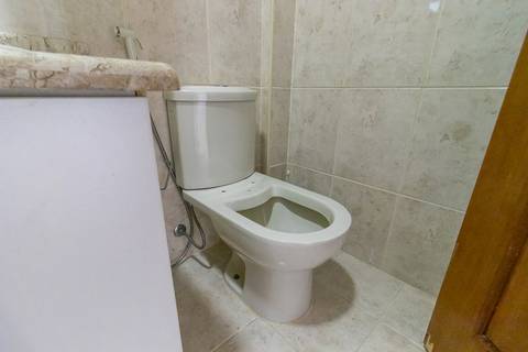 Fotografia profissional de uma cobertura no bairro Canto do Forte, em Praia Grande, SP, pelo fotógrafo profissional de imóveis Fernando Freire, foto para anúncio de apartamento no Airbnb e QuintoAndar. Ambiente do banheiro  completo da primeira suíte.'