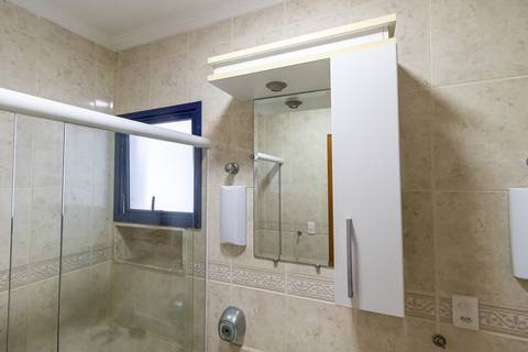 Fotografia profissional de uma cobertura no bairro Canto do Forte, em Praia Grande, SP, pelo fotógrafo profissional de imóveis Fernando Freire, foto para anúncio de apartamento no Airbnb e QuintoAndar. Ambiente do banheiro  completo da primeira suíte.'