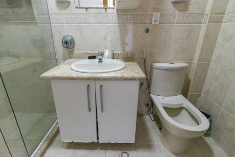 Fotografia profissional de uma cobertura no bairro Canto do Forte, em Praia Grande, SP, pelo fotógrafo profissional de imóveis Fernando Freire, foto para anúncio de apartamento no Airbnb e QuintoAndar. Ambiente do banheiro  completo da primeira suíte.'