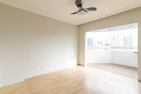 Fotografia profissional de uma cobertura no bairro Canto do Forte, em Praia Grande, SP, pelo fotógrafo profissional de imóveis Fernando Freire, foto para anúncio de apartamento no Airbnb e QuintoAndar. Ambiente da segunda suíte com varanda privativa.'