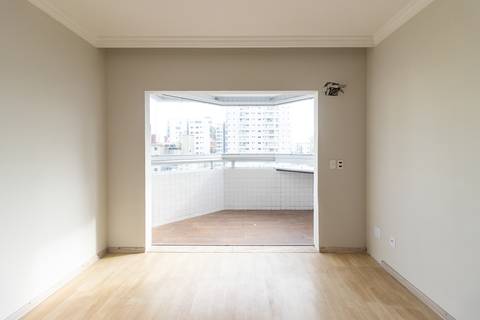 Fotografia profissional de uma cobertura no bairro Canto do Forte, em Praia Grande, SP, pelo fotógrafo profissional de imóveis Fernando Freire, foto para anúncio de apartamento no Airbnb e QuintoAndar. Ambiente da segunda suíte com varanda privativa.'