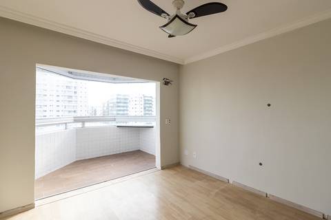 Fotografia profissional de uma cobertura no bairro Canto do Forte, em Praia Grande, SP, pelo fotógrafo profissional de imóveis Fernando Freire, foto para anúncio de apartamento no Airbnb e QuintoAndar. Ambiente da segunda suíte com varanda privativa.'