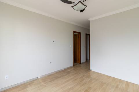 Fotografia profissional de uma cobertura no bairro Canto do Forte, em Praia Grande, SP, pelo fotógrafo profissional de imóveis Fernando Freire, foto para anúncio de apartamento no Airbnb e QuintoAndar. Ambiente da segunda suíte com varanda privativa.'