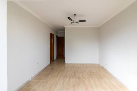 Fotografia profissional de uma cobertura no bairro Canto do Forte, em Praia Grande, SP, pelo fotógrafo profissional de imóveis Fernando Freire, foto para anúncio de apartamento no Airbnb e QuintoAndar. Ambiente da segunda suíte com varanda privativa.'