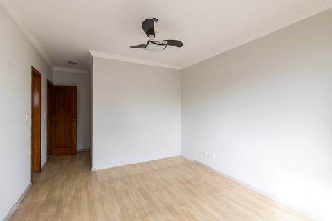 Fotografia profissional de uma cobertura no bairro Canto do Forte, em Praia Grande, SP, pelo fotógrafo profissional de imóveis Fernando Freire, foto para anúncio de apartamento no Airbnb e QuintoAndar. Ambiente da segunda suíte com varanda privativa.'