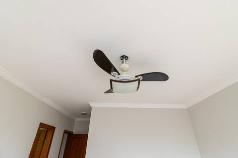 Fotografia profissional de uma cobertura no bairro Canto do Forte, em Praia Grande, SP, pelo fotógrafo profissional de imóveis Fernando Freire, foto para anúncio de apartamento no Airbnb e QuintoAndar. Ambiente da segunda suíte com varanda privativa.'