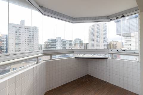 Fotografia profissional de uma cobertura no bairro Canto do Forte, em Praia Grande, SP, pelo fotógrafo profissional de imóveis Fernando Freire, foto para anúncio de apartamento no Airbnb e QuintoAndar. Ambiente da segunda suíte com varanda privativa.'