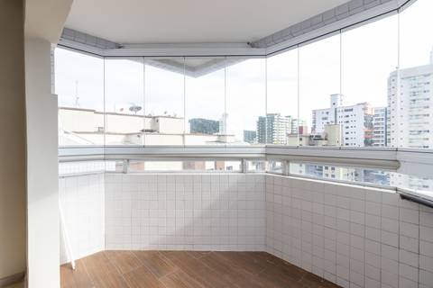 Fotografia profissional de uma cobertura no bairro Canto do Forte, em Praia Grande, SP, pelo fotógrafo profissional de imóveis Fernando Freire, foto para anúncio de apartamento no Airbnb e QuintoAndar. Ambiente da segunda suíte com varanda privativa.'