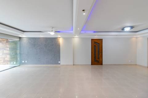 Fotografia profissional de uma cobertura no bairro Canto do Forte, em Praia Grande, SP, pelo fotógrafo profissional de imóveis Fernando Freire, foto para anúncio de apartamento no Airbnb e QuintoAndar. Ambiente da sala sem mobília.'