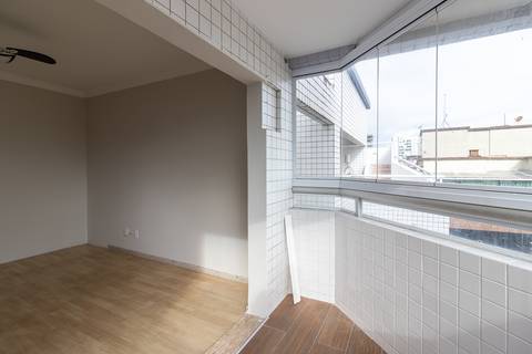 Fotografia profissional de uma cobertura no bairro Canto do Forte, em Praia Grande, SP, pelo fotógrafo profissional de imóveis Fernando Freire, foto para anúncio de apartamento no Airbnb e QuintoAndar. Ambiente da segunda suíte com varanda privativa.'