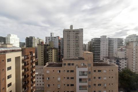 Fotografia profissional de uma cobertura no bairro Canto do Forte, em Praia Grande, SP, pelo fotógrafo profissional de imóveis Fernando Freire, foto para anúncio de apartamento no Airbnb e QuintoAndar. Ambiente da segunda suíte com varanda privativa.'
