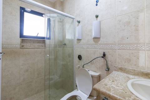 Fotografia profissional de uma cobertura no bairro Canto do Forte, em Praia Grande, SP, pelo fotógrafo profissional de imóveis Fernando Freire, foto para anúncio de apartamento no Airbnb e QuintoAndar. Ambiente do banheiro completo da segunda suíte.'