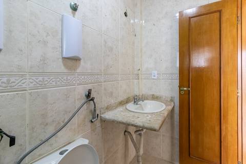 Fotografia profissional de uma cobertura no bairro Canto do Forte, em Praia Grande, SP, pelo fotógrafo profissional de imóveis Fernando Freire, foto para anúncio de apartamento no Airbnb e QuintoAndar. Ambiente do banheiro completo da segunda suíte.'