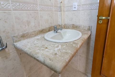 Fotografia profissional de uma cobertura no bairro Canto do Forte, em Praia Grande, SP, pelo fotógrafo profissional de imóveis Fernando Freire, foto para anúncio de apartamento no Airbnb e QuintoAndar. Ambiente do banheiro completo da segunda suíte.'