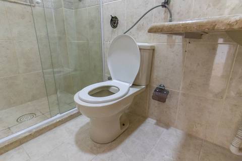 Fotografia profissional de uma cobertura no bairro Canto do Forte, em Praia Grande, SP, pelo fotógrafo profissional de imóveis Fernando Freire, foto para anúncio de apartamento no Airbnb e QuintoAndar. Ambiente do banheiro completo da segunda suíte.'