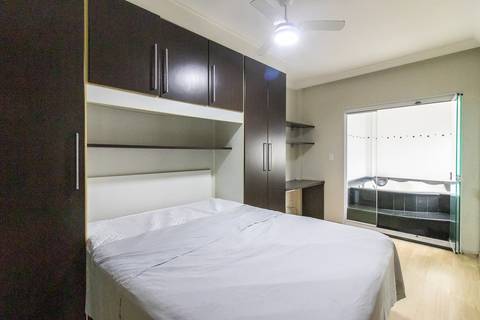 Fotografia profissional de uma cobertura no bairro Canto do Forte, em Praia Grande, SP, pelo fotógrafo profissional de imóveis Fernando Freire, foto para anúncio de apartamento no Airbnb e QuintoAndar. Ambiente da terceira suíte com banheira e armário.'