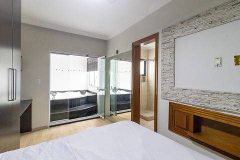 Fotografia profissional de uma cobertura no bairro Canto do Forte, em Praia Grande, SP, pelo fotógrafo profissional de imóveis Fernando Freire, foto para anúncio de apartamento no Airbnb e QuintoAndar. Ambiente da terceira suíte com banheira e armário.'