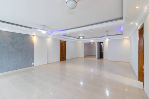 Fotografia profissional de uma cobertura no bairro Canto do Forte, em Praia Grande, SP, pelo fotógrafo profissional de imóveis Fernando Freire, foto para anúncio de apartamento no Airbnb e QuintoAndar. Ambiente da sala sem mobília.'