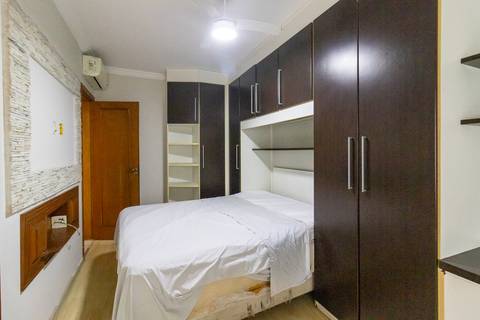 Fotografia profissional de uma cobertura no bairro Canto do Forte, em Praia Grande, SP, pelo fotógrafo profissional de imóveis Fernando Freire, foto para anúncio de apartamento no Airbnb e QuintoAndar. Ambiente da terceira suíte com banheira e armário.'