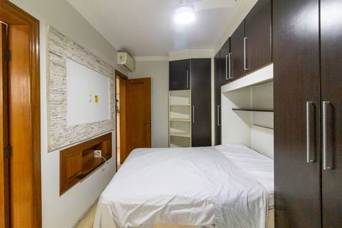 Fotografia profissional de uma cobertura no bairro Canto do Forte, em Praia Grande, SP, pelo fotógrafo profissional de imóveis Fernando Freire, foto para anúncio de apartamento no Airbnb e QuintoAndar. Ambiente da terceira suíte com banheira e armário.'