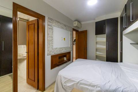 Fotografia profissional de uma cobertura no bairro Canto do Forte, em Praia Grande, SP, pelo fotógrafo profissional de imóveis Fernando Freire, foto para anúncio de apartamento no Airbnb e QuintoAndar. Ambiente da terceira suíte com banheira e armário.'