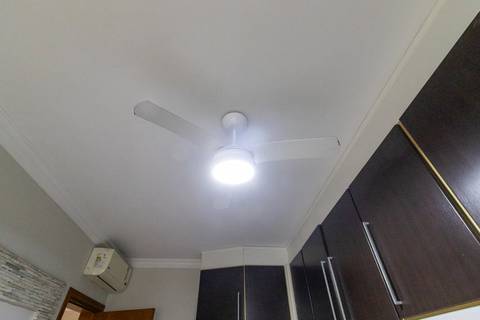 Fotografia profissional de uma cobertura no bairro Canto do Forte, em Praia Grande, SP, pelo fotógrafo profissional de imóveis Fernando Freire, foto para anúncio de apartamento no Airbnb e QuintoAndar. Ambiente da terceira suíte com banheira e armário.'