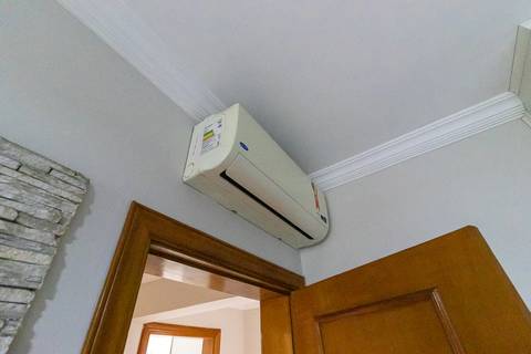 Fotografia profissional de uma cobertura no bairro Canto do Forte, em Praia Grande, SP, pelo fotógrafo profissional de imóveis Fernando Freire, foto para anúncio de apartamento no Airbnb e QuintoAndar. Ambiente da terceira suíte com banheira e armário.'