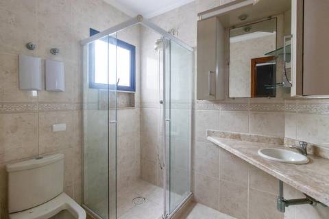 Fotografia profissional de uma cobertura no bairro Canto do Forte, em Praia Grande, SP, pelo fotógrafo profissional de imóveis Fernando Freire, foto para anúncio de apartamento no Airbnb e QuintoAndar. Ambiente do banheiro completo da terceira suíte.'