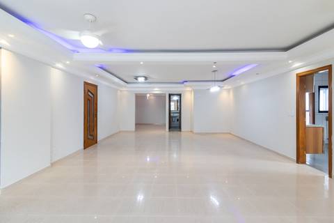 Fotografia profissional de uma cobertura no bairro Canto do Forte, em Praia Grande, SP, pelo fotógrafo profissional de imóveis Fernando Freire, foto para anúncio de apartamento no Airbnb e QuintoAndar. Ambiente da sala sem mobília.'