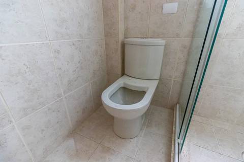 Fotografia profissional de uma cobertura no bairro Canto do Forte, em Praia Grande, SP, pelo fotógrafo profissional de imóveis Fernando Freire, foto para anúncio de apartamento no Airbnb e QuintoAndar. Ambiente do banheiro completo da terceira suíte.'