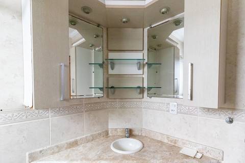 Fotografia profissional de uma cobertura no bairro Canto do Forte, em Praia Grande, SP, pelo fotógrafo profissional de imóveis Fernando Freire, foto para anúncio de apartamento no Airbnb e QuintoAndar. Ambiente do banheiro completo da terceira suíte.'