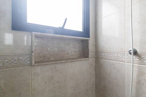 Fotografia profissional de uma cobertura no bairro Canto do Forte, em Praia Grande, SP, pelo fotógrafo profissional de imóveis Fernando Freire, foto para anúncio de apartamento no Airbnb e QuintoAndar. Ambiente do banheiro completo da terceira suíte.'