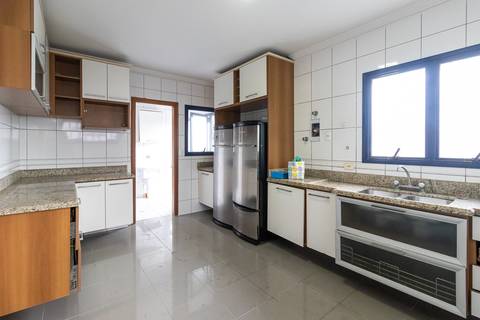 Fotografia profissional de uma cobertura no bairro Canto do Forte, em Praia Grande, SP, pelo fotógrafo profissional de imóveis Fernando Freire, foto para anúncio de apartamento no Airbnb e QuintoAndar. Ambiente da cozinha planejada e com eletrodomésticos.'