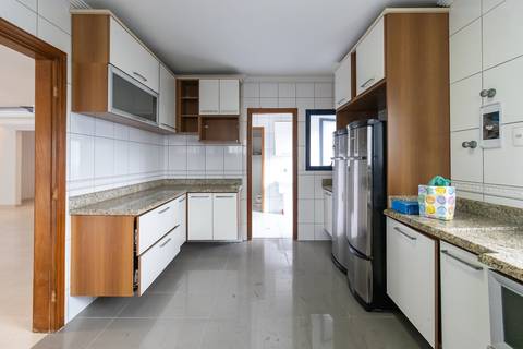 Fotografia profissional de uma cobertura no bairro Canto do Forte, em Praia Grande, SP, pelo fotógrafo profissional de imóveis Fernando Freire, foto para anúncio de apartamento no Airbnb e QuintoAndar. Ambiente da cozinha planejada e com eletrodomésticos.'