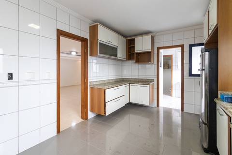 Fotografia profissional de uma cobertura no bairro Canto do Forte, em Praia Grande, SP, pelo fotógrafo profissional de imóveis Fernando Freire, foto para anúncio de apartamento no Airbnb e QuintoAndar. Ambiente da cozinha planejada e com eletrodomésticos.'