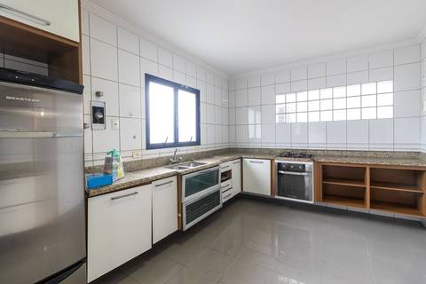 Fotografia profissional de uma cobertura no bairro Canto do Forte, em Praia Grande, SP, pelo fotógrafo profissional de imóveis Fernando Freire, foto para anúncio de apartamento no Airbnb e QuintoAndar. Ambiente da cozinha planejada e com eletrodomésticos.'