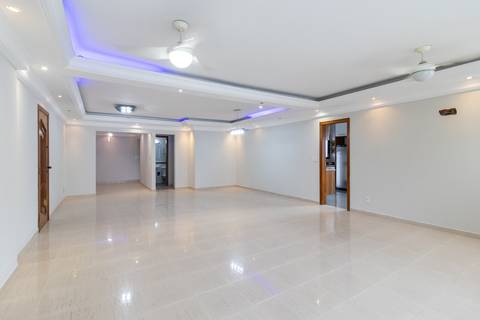 Fotografia profissional de uma cobertura no bairro Canto do Forte, em Praia Grande, SP, pelo fotógrafo profissional de imóveis Fernando Freire, foto para anúncio de apartamento no Airbnb e QuintoAndar. Ambiente da sala sem mobília.'