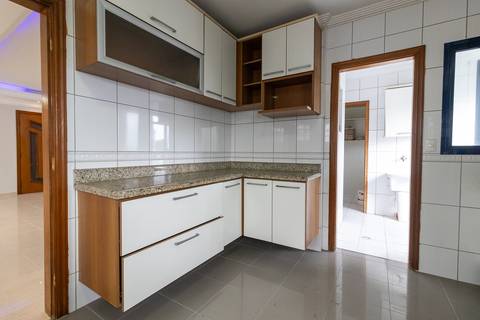 Fotografia profissional de uma cobertura no bairro Canto do Forte, em Praia Grande, SP, pelo fotógrafo profissional de imóveis Fernando Freire, foto para anúncio de apartamento no Airbnb e QuintoAndar. Ambiente da cozinha planejada e com eletrodomésticos.'