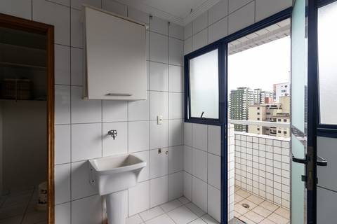 Fotografia profissional de uma cobertura no bairro Canto do Forte, em Praia Grande, SP, pelo fotógrafo profissional de imóveis Fernando Freire, foto para anúncio de apartamento no Airbnb e QuintoAndar. Ambiente da área de serviço com quarto e banheiro.'