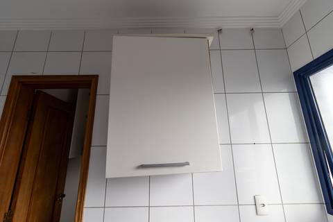 Fotografia profissional de uma cobertura no bairro Canto do Forte, em Praia Grande, SP, pelo fotógrafo profissional de imóveis Fernando Freire, foto para anúncio de apartamento no Airbnb e QuintoAndar. Ambiente da área de serviço com quarto e banheiro.'