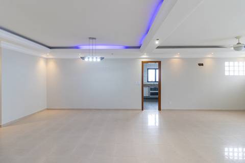 Fotografia profissional de uma cobertura no bairro Canto do Forte, em Praia Grande, SP, pelo fotógrafo profissional de imóveis Fernando Freire, foto para anúncio de apartamento no Airbnb e QuintoAndar. Ambiente da sala sem mobília.'