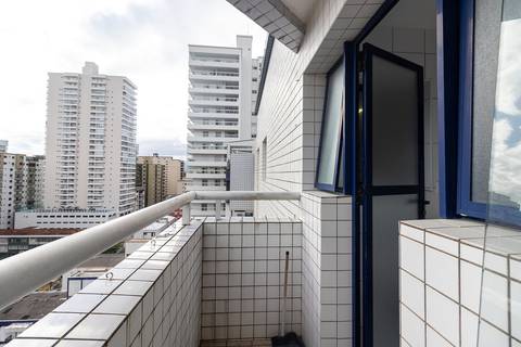 Fotografia profissional de uma cobertura no bairro Canto do Forte, em Praia Grande, SP, pelo fotógrafo profissional de imóveis Fernando Freire, foto para anúncio de apartamento no Airbnb e QuintoAndar. Ambiente da área de serviço com quarto e banheiro.'
